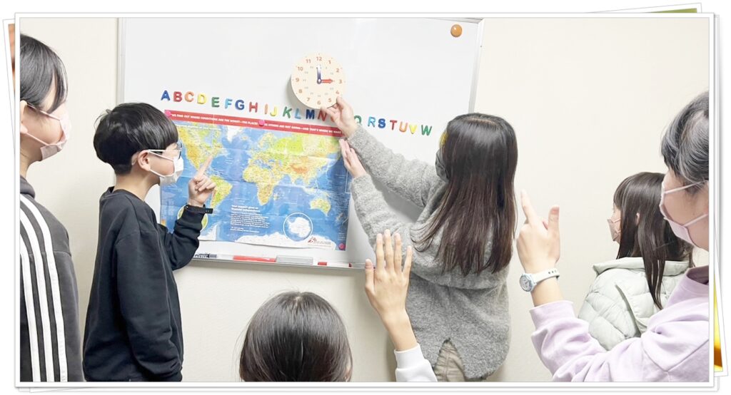 京都市西京区 桂駅すぐの桂教室と京都市伏見区 深草 の京阪 藤森駅 すぐの藤森教室、宇治の小倉駅横の宇治教室があります。子供 たちに教えている写真。