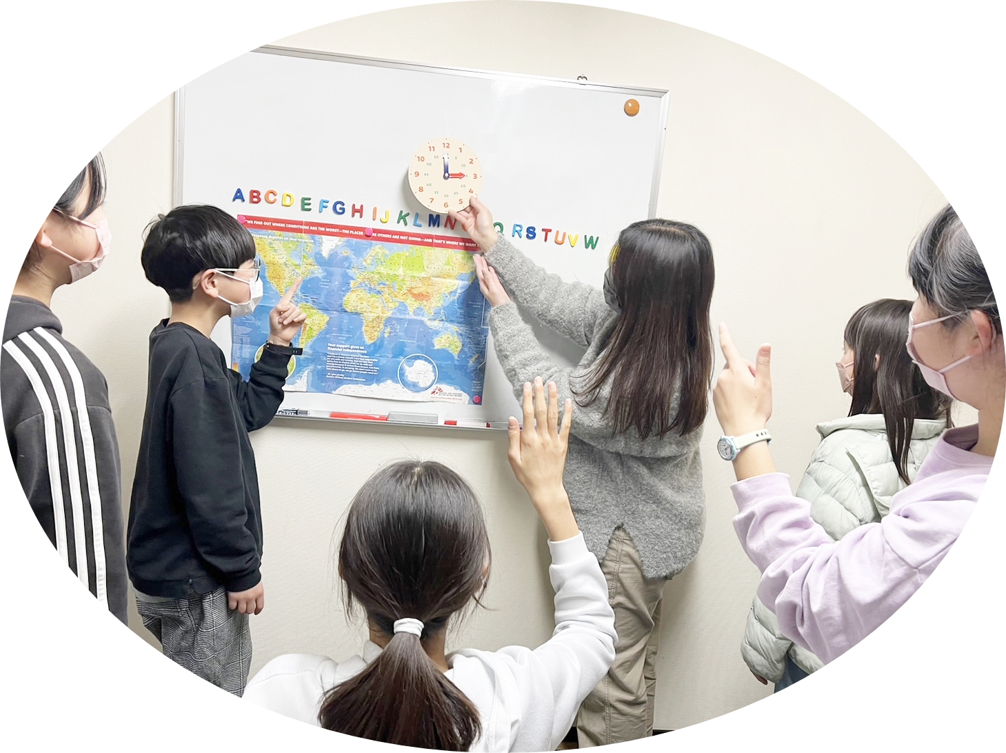 京都市伏見区藤森の藤森教室の写真。少人数制で、アットホームな雰囲気で英語レッスンを受けている小学生の生徒さんの写真